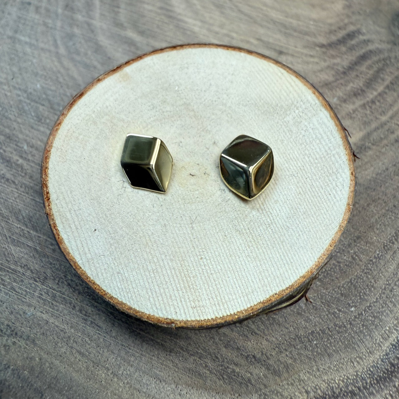 GEOMETRIE 18 K Cube Stud Earrings