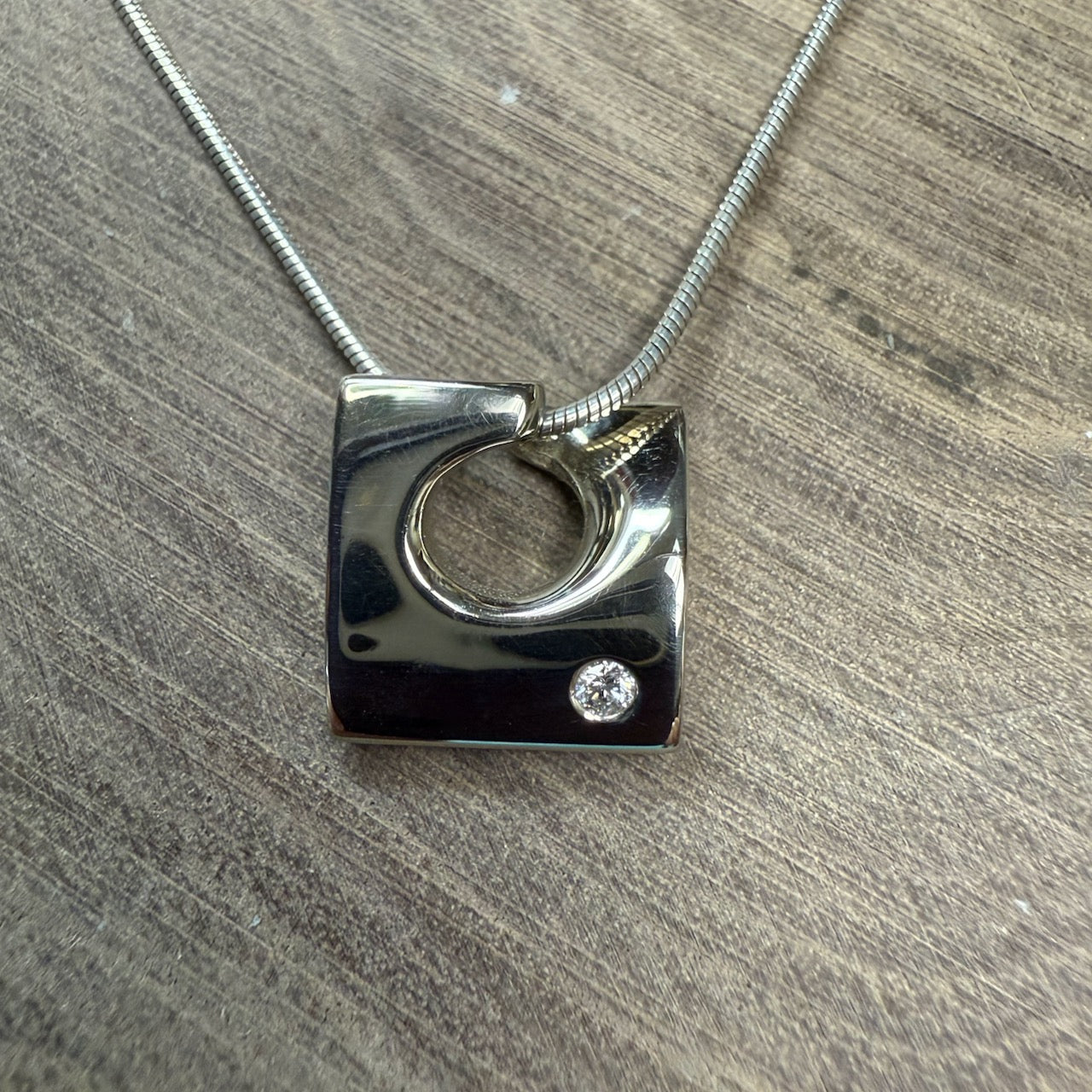 LOCH 18 K White Gold Square Pendant with Diamond