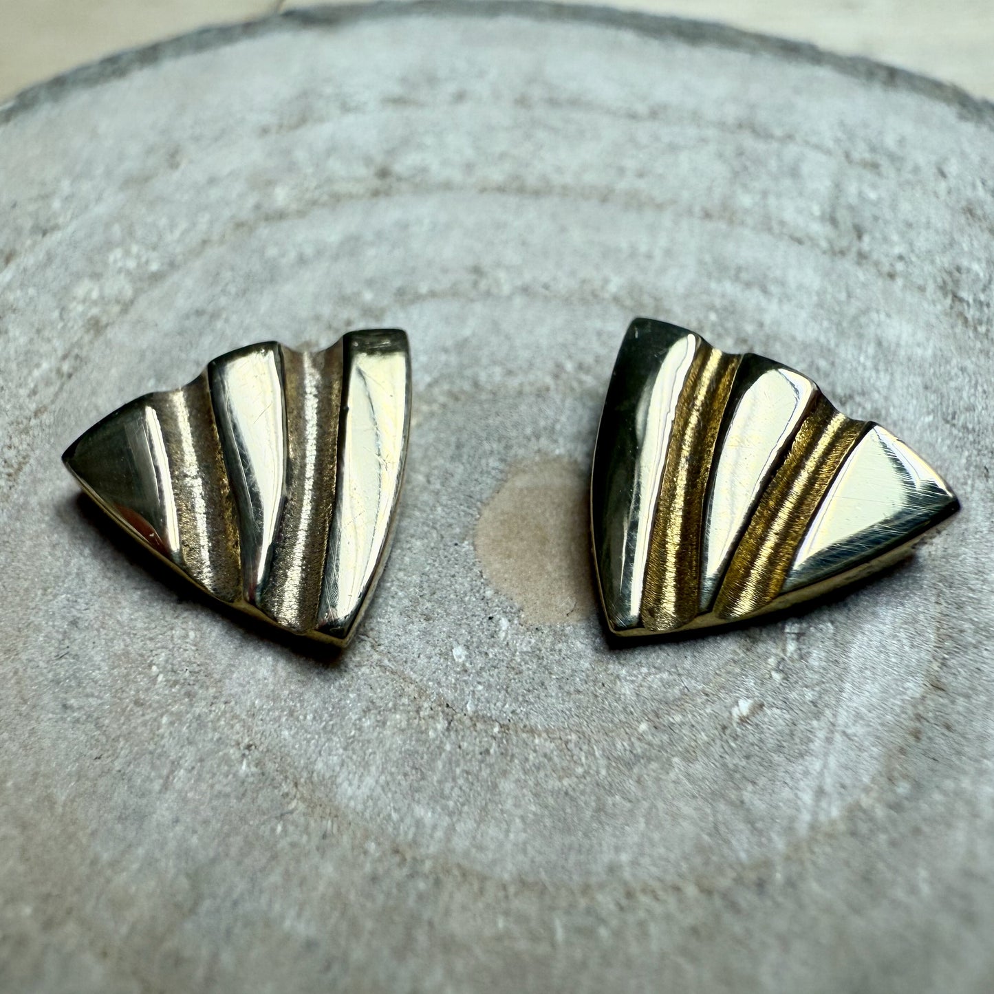 SEGEL (Sail Shaped Studs) 18 K Gold Vertical Stripe