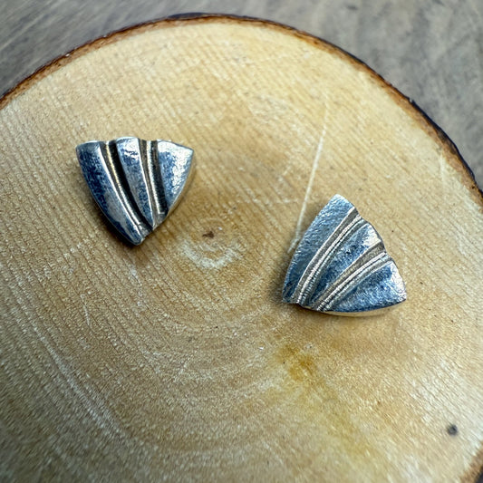 GEOMETRIE Segel Hammered Sterling Silver Studs