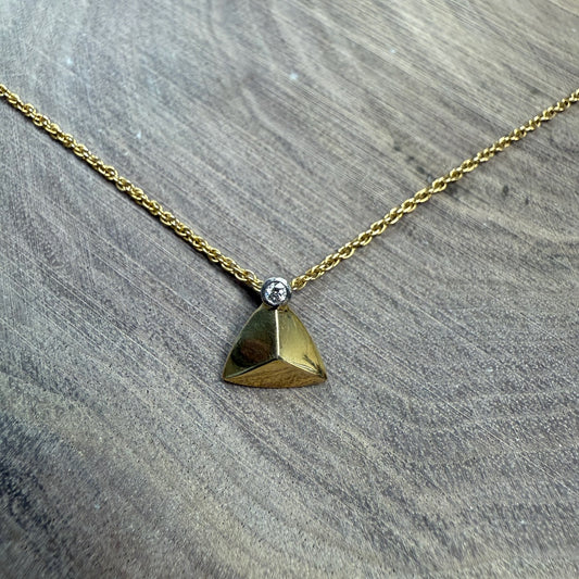 GEOMETRIE Pyramid 18 k Gold Pendant with Diamond