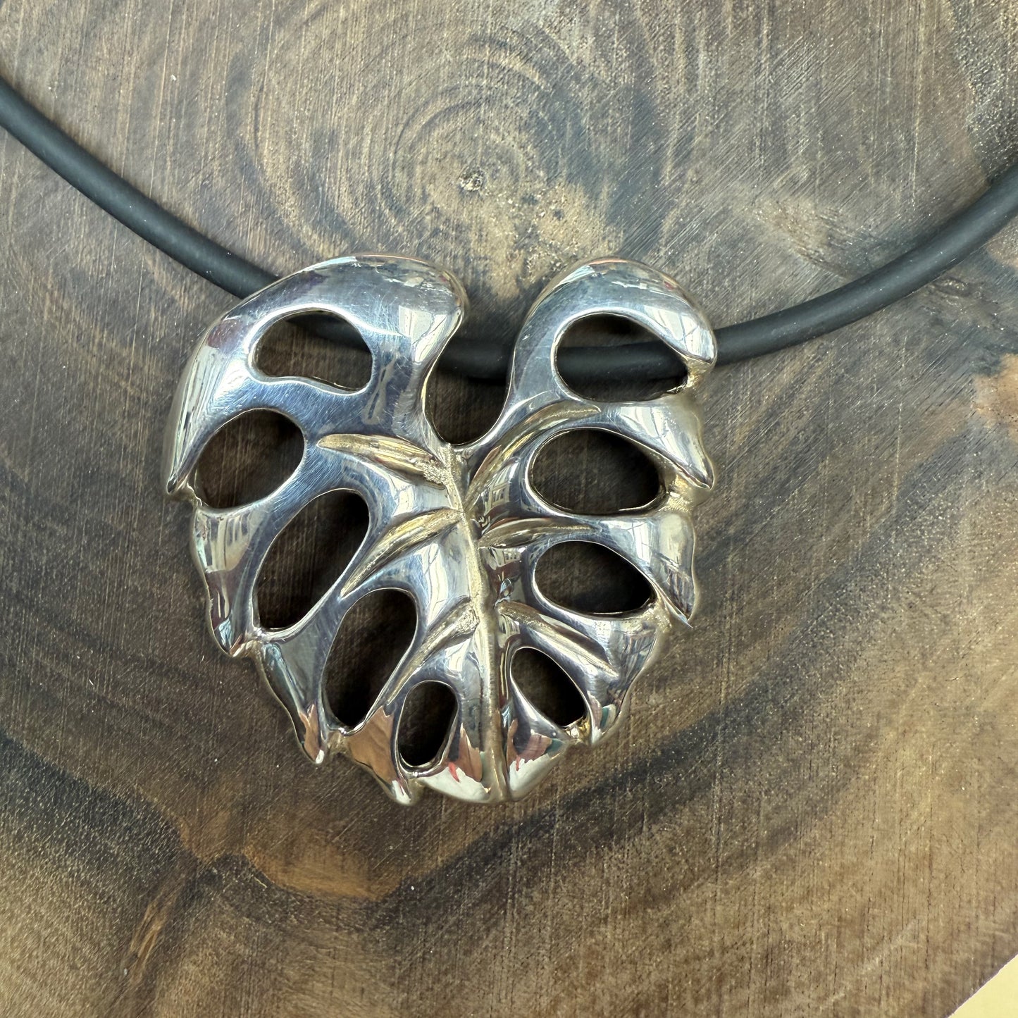 Blättli Silver Pendant With Rubber Cord