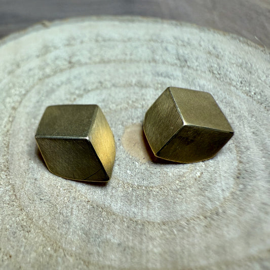 GEOMETRIE 18 K Gold Cube Studs Brushed Finish