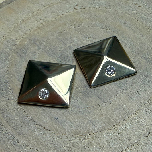 GEOMETRIE Pyramid 18 K Gold Stud Earrings with Centre Diamond