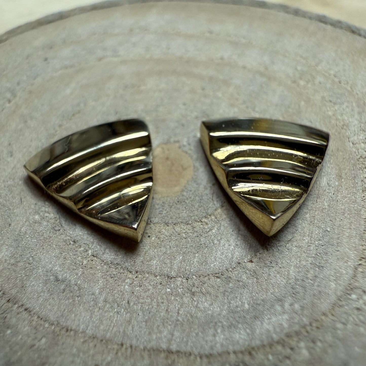 SEGEL (Sail Shaped Studs) 18 K Gold Horizontal Stripe